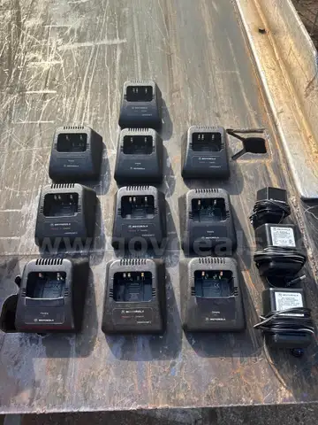 Motorola handheld radio chargers (10)