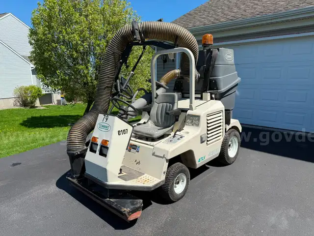 NICE ONLY 164 hrs Tennant ATLV 4300 All-Terrain Outdoor Litter Vacuum