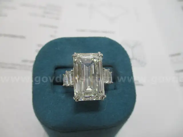 11.01 carat lab Grown Diamond in Platinum Engagement Ring, Size 7 IGI Certified