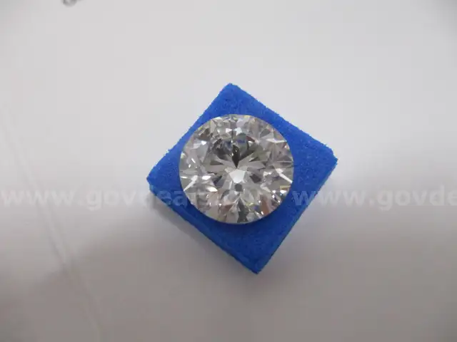 6.00 carat Round Brilliant Cut Lab Grown Diamond IGI Certified