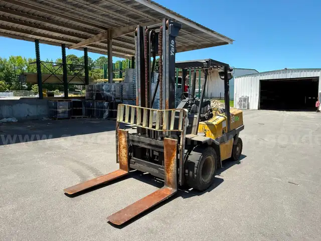 2006 Yale GDP110 MJ Pneumatic Tire Fork lift