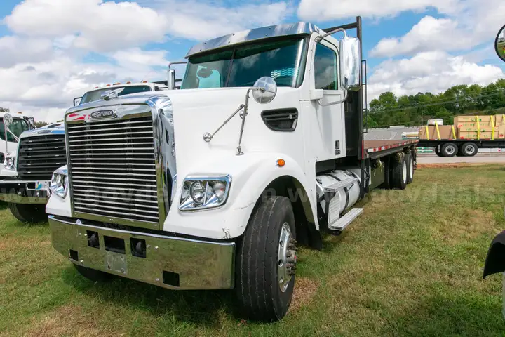 2018 Freightliner 122SD T/A Flatbed Truck