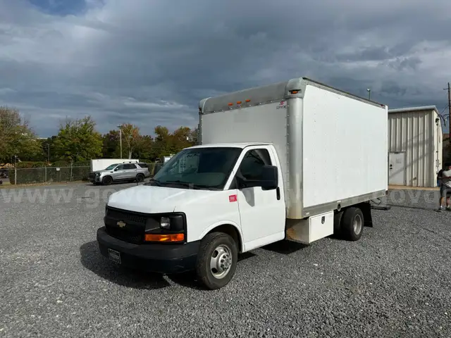 2017 Chevrolet Super Express 3500 Box Truck
