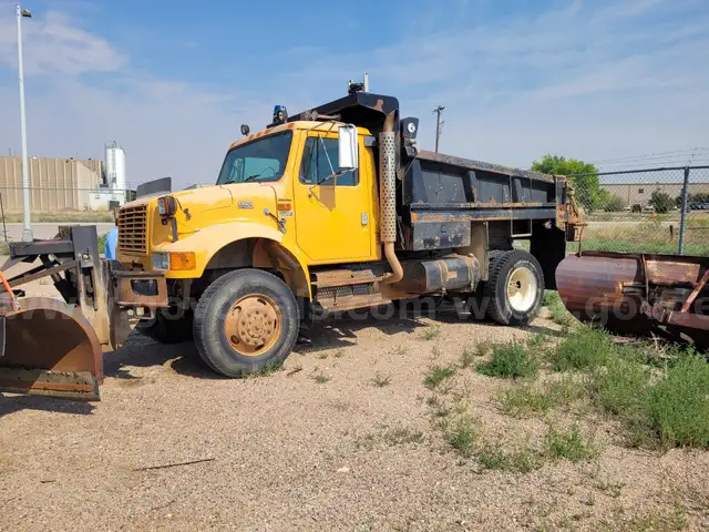 1999 International 4800 Dump Truck w/ Plow