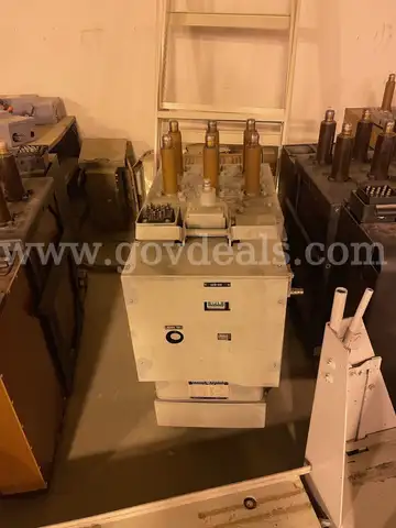 GENERAL ELECTRIC MAGNE-BLAST CIRCUIT BREAKER TYPE AM-2 4/4 16-150/250-3