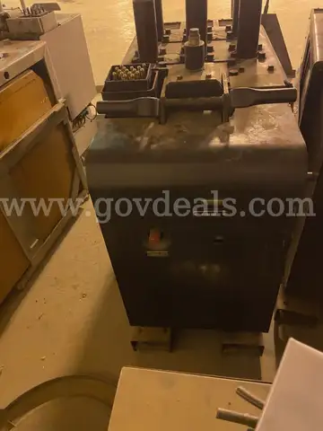 GENERAL ELECTRIC MAGNE-BLAST CIRCUIT BREAKER TYPE AM-2 4/4 16 150/250