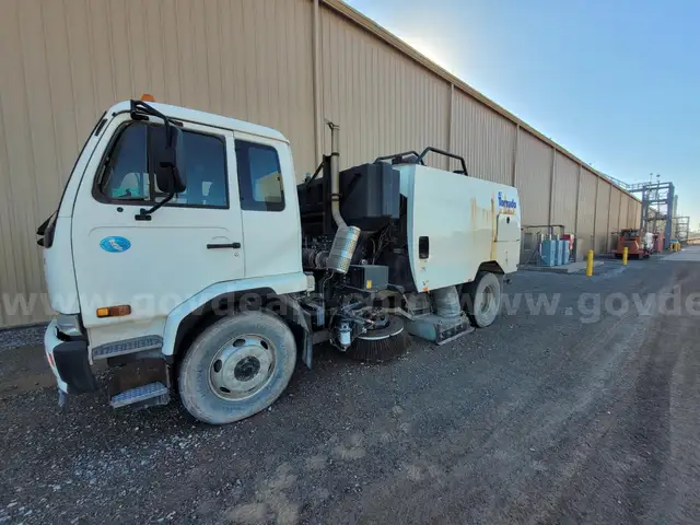 2010 UD UD3300 Chassis Schwarze A7 Tornado Street Sweeper