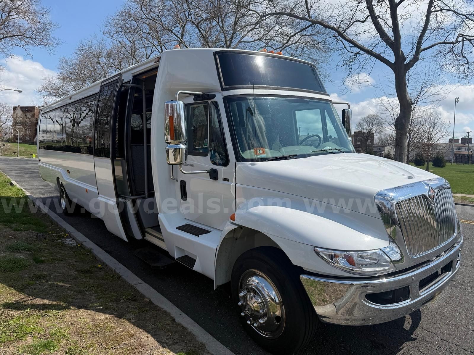 Photo of a 2011 International Krystal 3200 Shuttle Bus