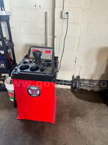 Weaver&#xAE; W-937-40 Wheel Balancer