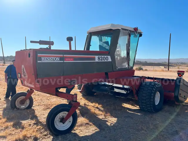Hesston 8200