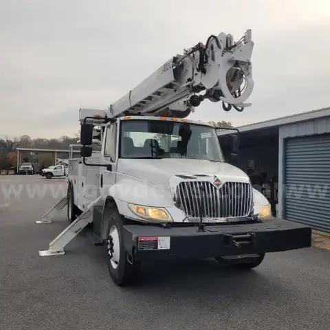 2016 International DuraStar 4300 Digger Derrick
