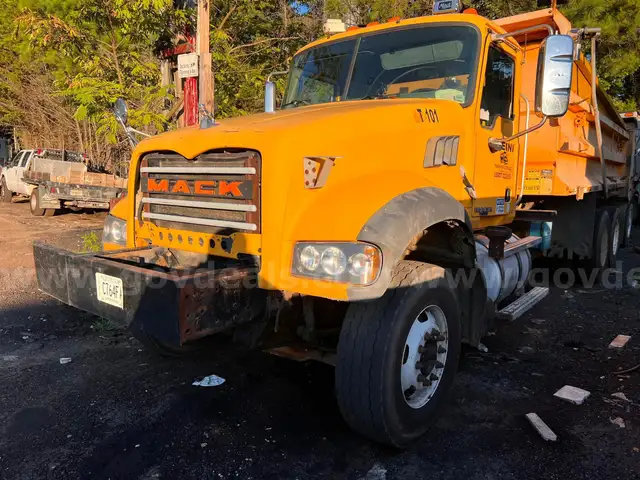 2010 Mack GU713