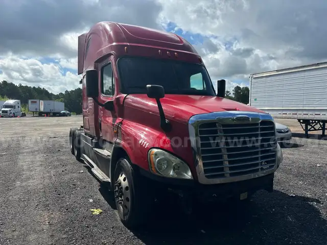 2015 Freightliner Cascadia 125 Semi-Truck