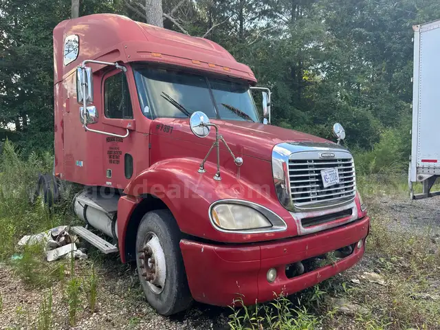 2003 Freightliner Columbia 120 Semi - Truck