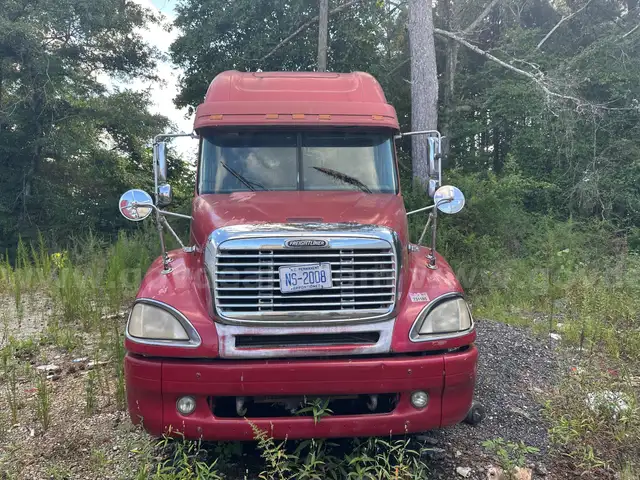 2003 Freightliner Columbia 120 Semi - Truck