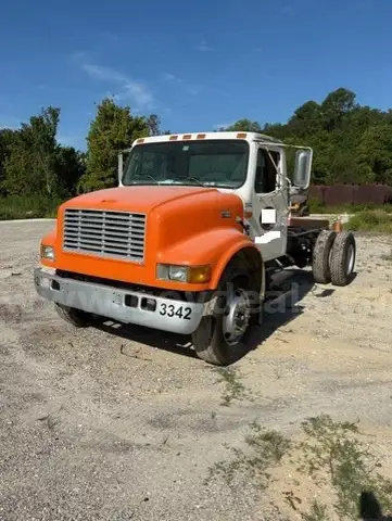 2000 International 4900 Cab &#x26; Chassis