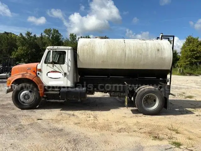 2001 International 4700 Tank Truck