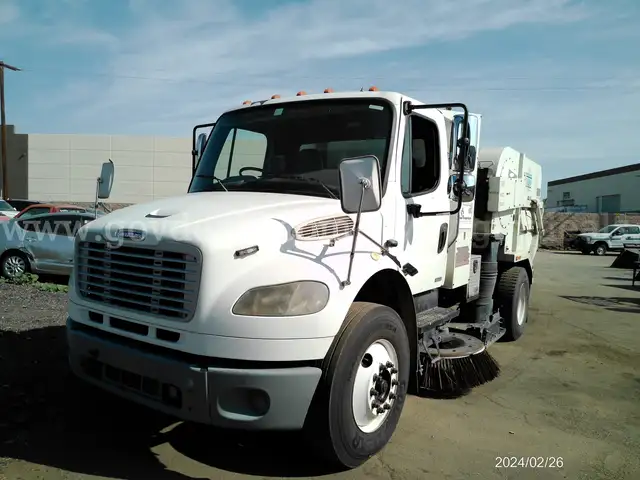 2011 Freightliner M2 106 -