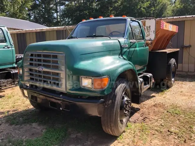 1996 Ford F800 Spreader Truck