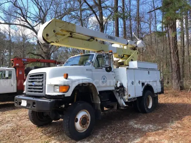 1995 Ford F800 4x4 BUCKET TRUCK