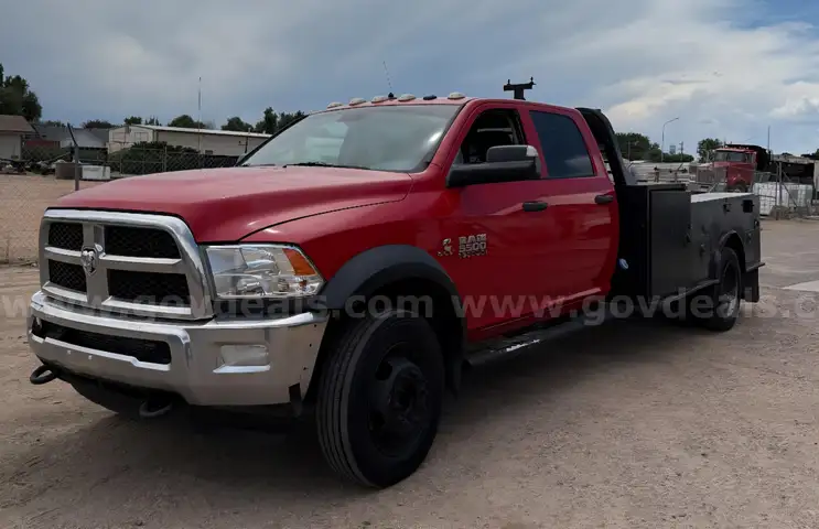 2015 RAM 5500 4x4 6.7 DIESEL FLAT BED SERVICE BODY