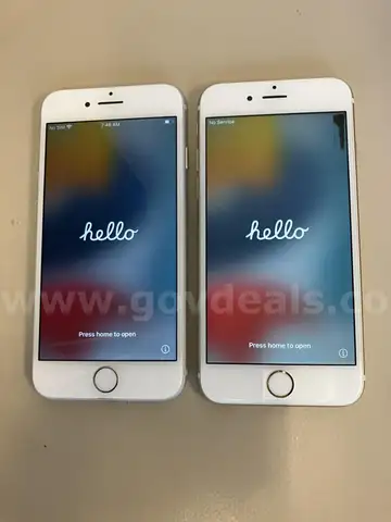 Set of 2 iPhones