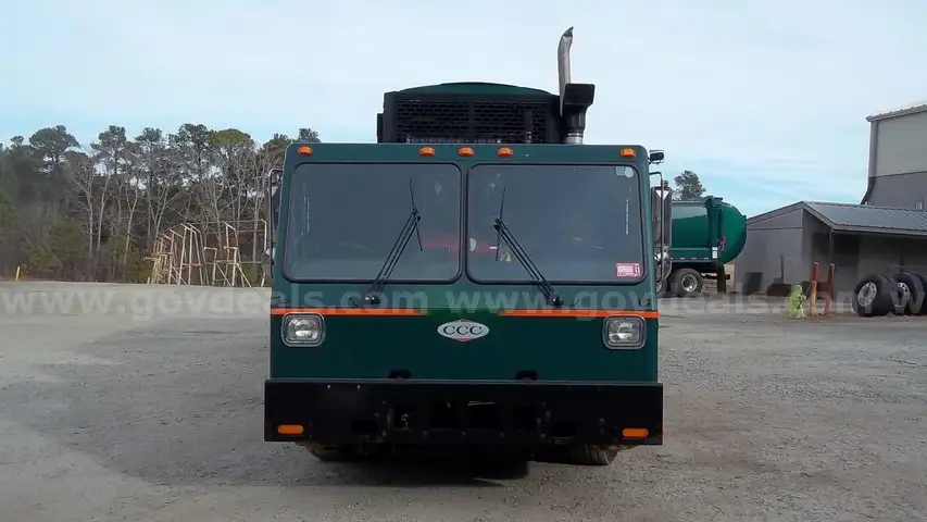 2016 Crane Carrier Low Entry/Dual Steer/Expert Labrie Body