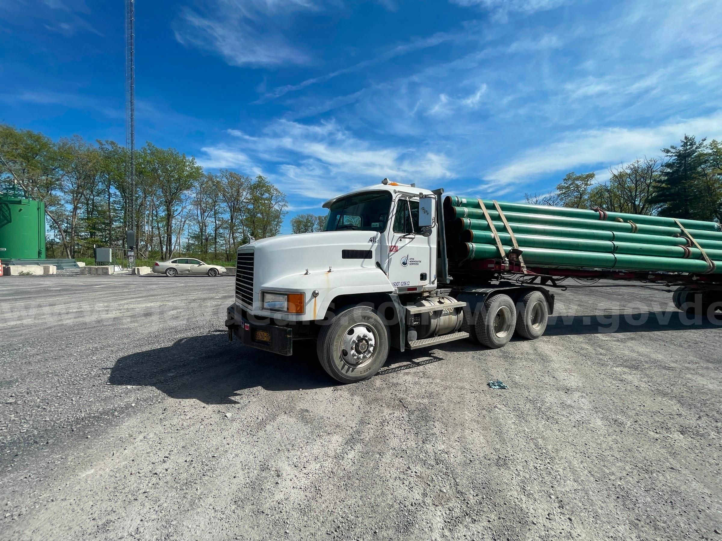 Photo of a 2003 Mack CH613