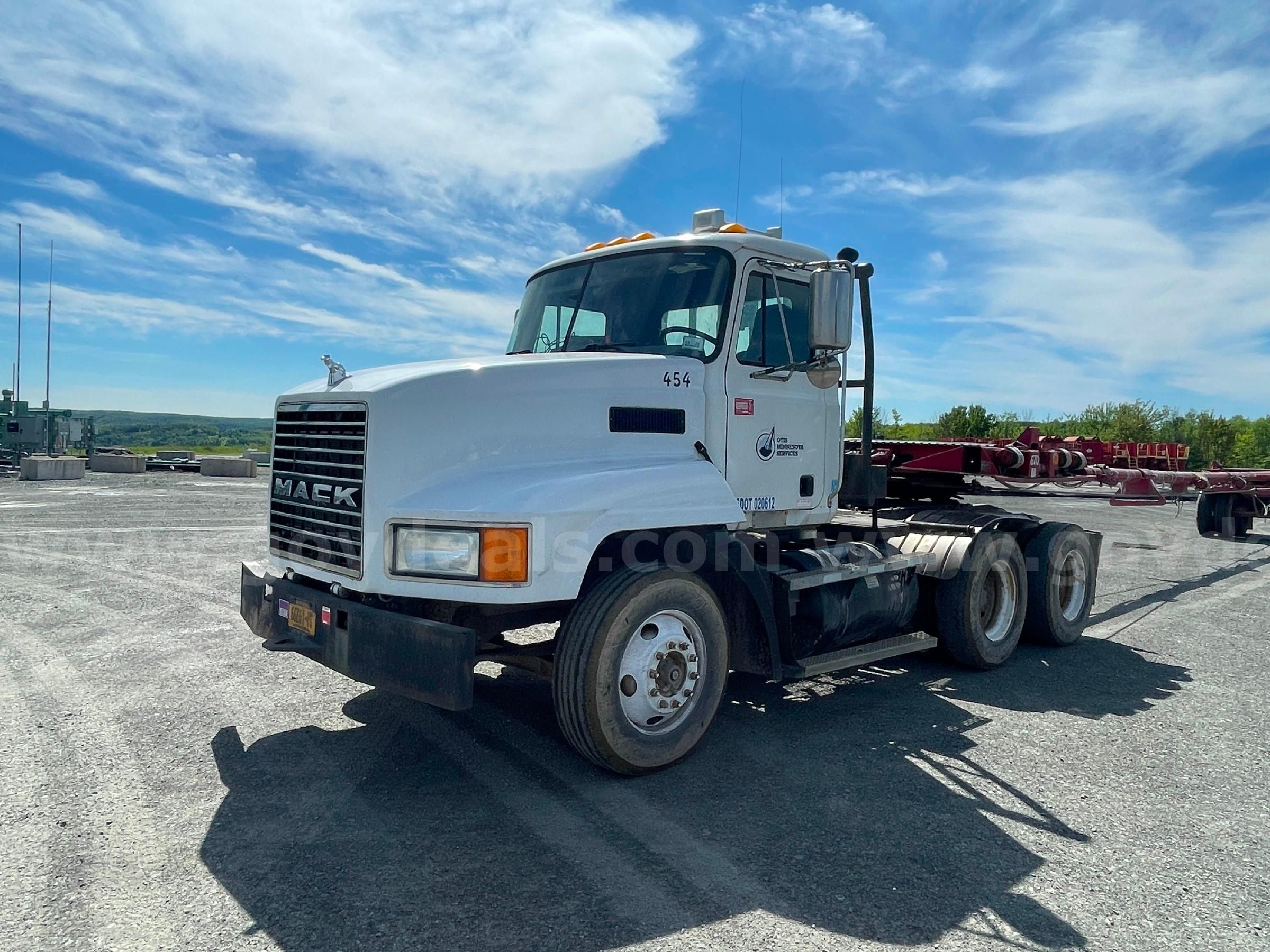 Photo of a 2000 Mack CH6