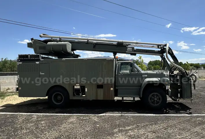 1993 Ford TM 1800 De-Icer Truck