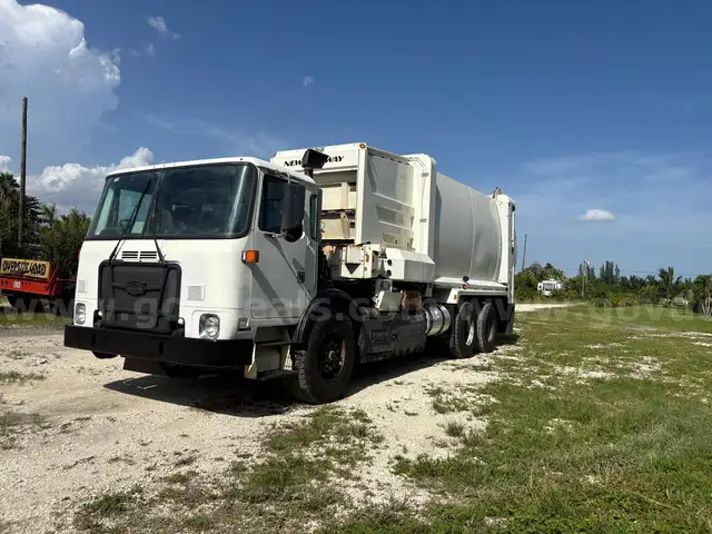 2015 Autocar ACX Xpeditor New Way 33 Cu Yard Side Load Garbage Truck