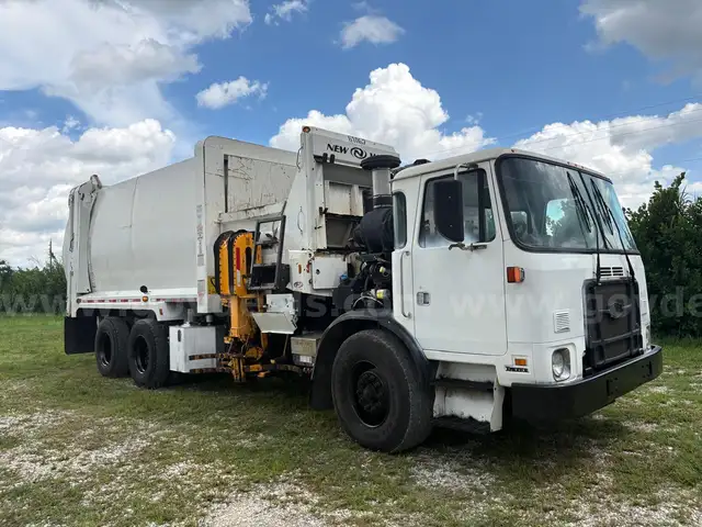 2015 Autocar ACX Xpeditor New Way 33 Cu Yard Side Load Garbage Truck
