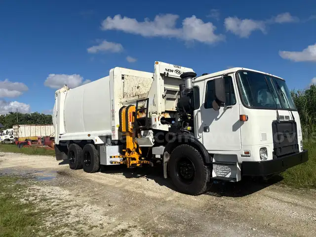 2015 Autocar ACX Xpeditor New Way 33 Cu Yard Side Load Garbage Truck