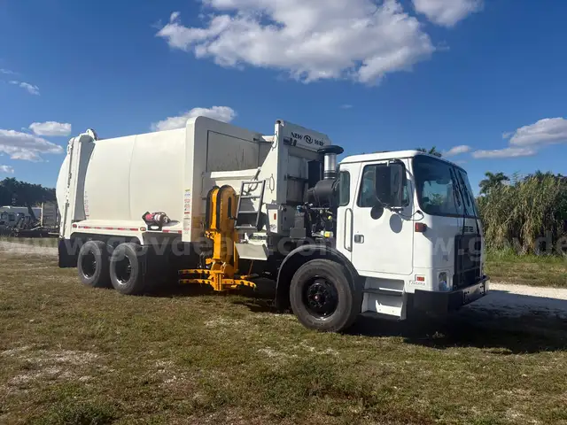 2016 Autocar ACX-64 - Allison Transmission - New Way 31yd ASL Side Loader