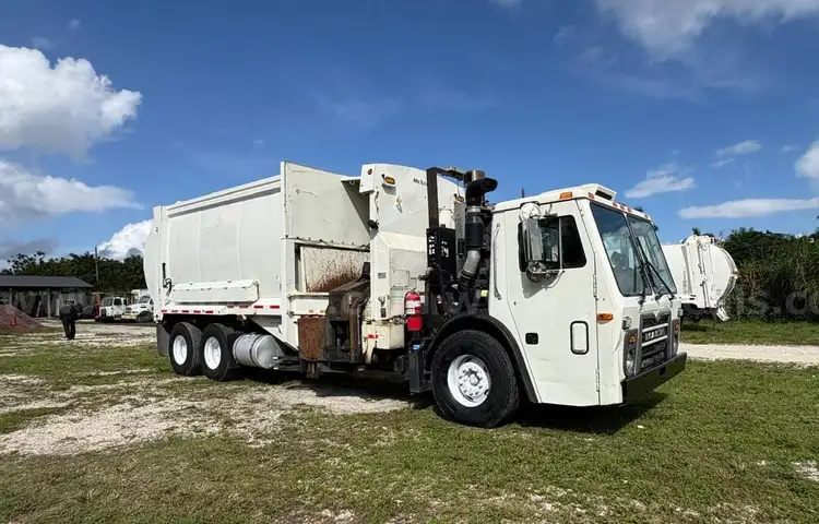 2014 Mack LEU613 - 28yd McNeilus Side Loader - Allison Transmission