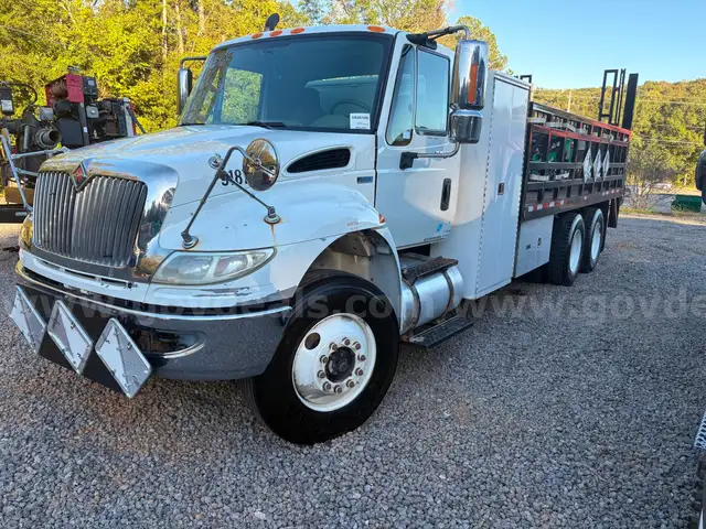 2012 International DuraStar 4400 Flatbed with Liftgate