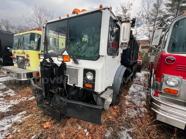 2000 Mack MR688S T/A Dump Truck
