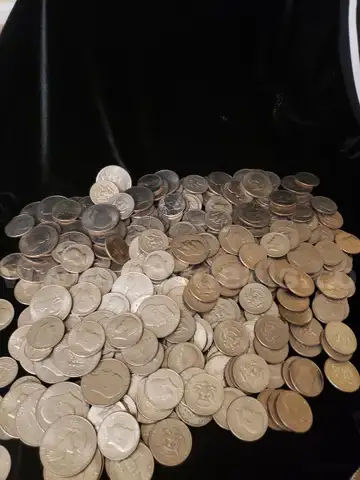 Lot of Coins - Half Dollars, 1 Dollar, Nickels and Quarters
