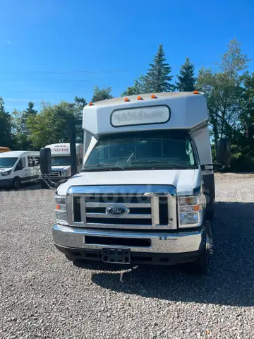 2018 Ford Econoline 13 Passenger fold down seats plus driver / 2 wheelchair