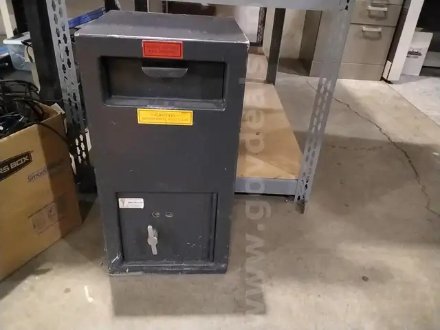 Deposit style safe