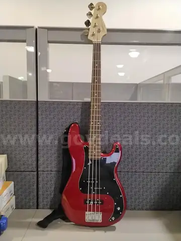 Squier by Fender Guitar P Bass