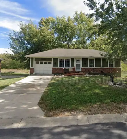 1407 SE Hillside Dr, Oak Grove, MO 64075