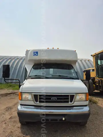 2007 Ford  E450 Super Duty Wheelchair Accessible Handi-Van 6.8L V10 SOHC 20V Engine