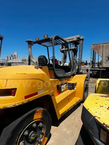 Caterpillar P33000 Forklift, 29500 lb. Capcity