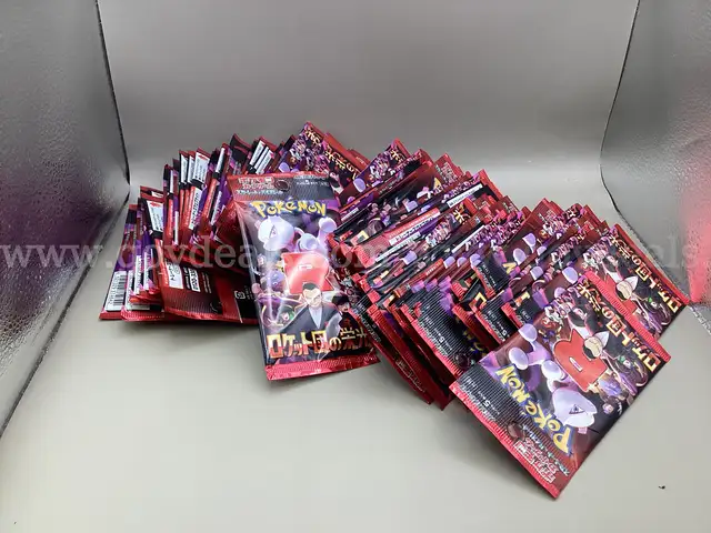 Lot of 100 packs of Pok&#xE9;mon: Glory of Team Rocket expansion