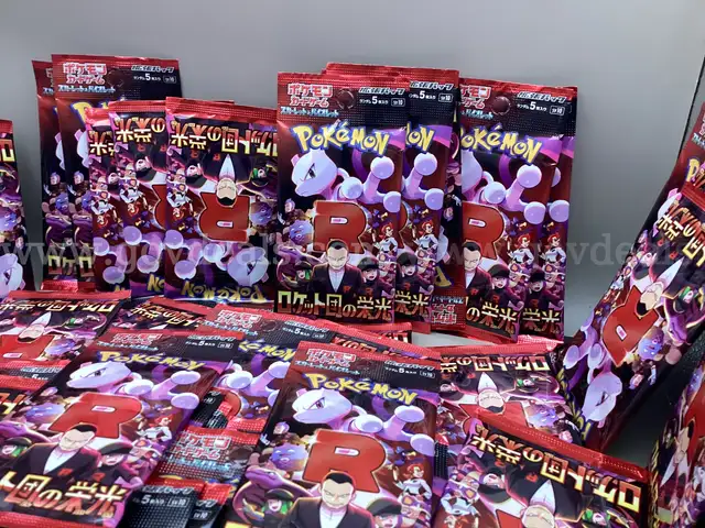 Lot of 80 packs of Pok&#xE9;mon: Glory of Team Rocket expansion