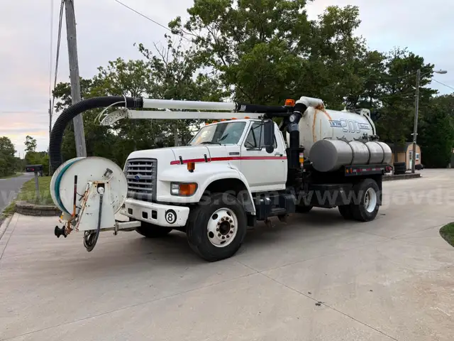 1997 Ford F800 Vacuum Truck - Vactor 2100