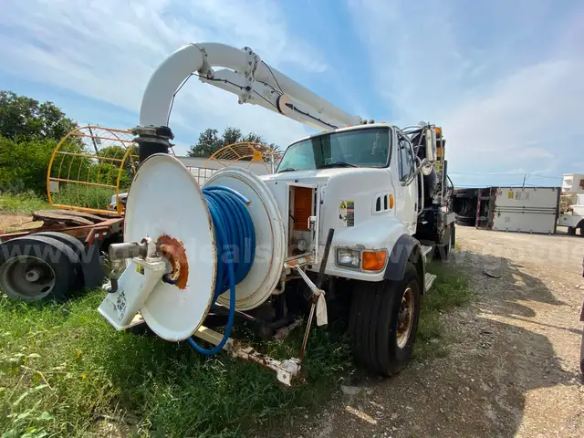 2005 Sterling L7500 &#x26; 2005 GapVax MC1005 Vacuum Body