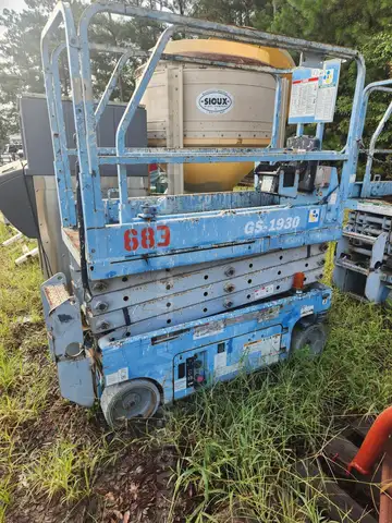 GENIE ELECTRIC SCISSOR LIFT