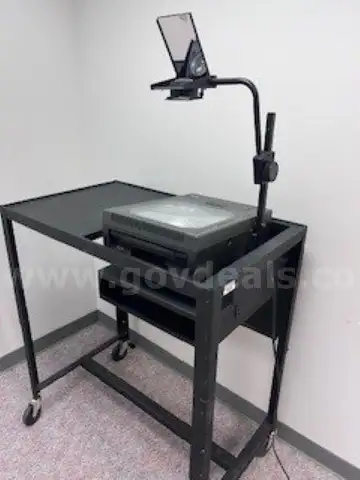 Overhead projector and desk